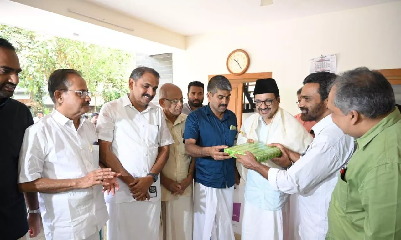 ഉത്രാടനാളിൽ ദുർഗാഭഗവതി ക്ഷേത്രത്തിൽ നിന്ന് പാണക്കാട് സാദിഖലി തങ്ങൾക്ക് ഓണക്കോടി ഉത്രാടനാളിൽ ദുർഗാഭഗവതി ക്ഷേത്രത്തിൽ നിന്ന് പാണക്കാട് സാദിഖലി തങ്ങൾക്ക് ഓണക്കോടി