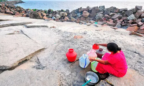 വ​​ഴി​​മാ​​റു​​ന്ന മ​​ണ്ണും മ​​ഴ​​യും