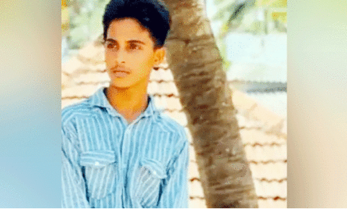 ടി​പ്പ​ർ ലോ​റി​യി​ടി​ച്ച് സ്കൂ​ട്ട​ർ യാ​ത്രി​ക​ൻ മ​രി​ച്ചു