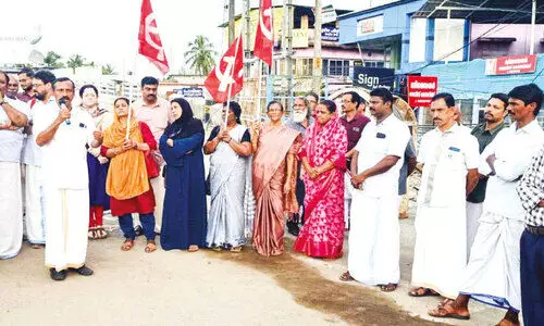 തി​രൂ​ർ റെ​യി​ൽ​വേ മേ​ൽ​പാ​ലം: പ്ര​തി​ഷേ​ധ​വു​മാ​യി ഇടതുപക്ഷം