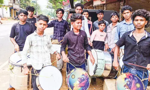 കൊ​ട്ടി​ക്ക​യ​റാ​ൻ കു​ട്ടി​ക്കൂ​ട്ടം