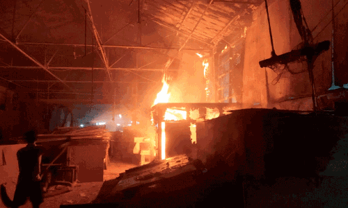 വളപട്ടണം വെസ്റ്റേൺ ഇന്ത്യ പ്ലൈവുഡിൽ തീപിടിത്തം