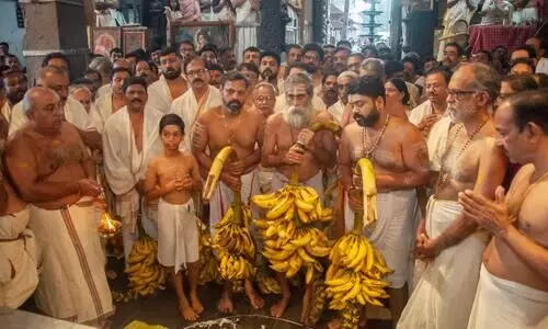 ഗുരുവായൂർ ക്ഷേത്രത്തിൽ ഉത്രാടം കാഴ്ചക്കുലകൾ സമർപ്പിച്ചു