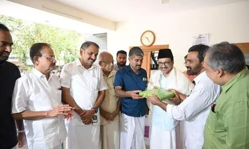 ഉത്രാടനാളിൽ ദുർഗാഭഗവതി ക്ഷേത്രത്തിൽ നിന്ന് പാണക്കാട് സാദിഖലി തങ്ങൾക്ക് ഓണക്കോടി