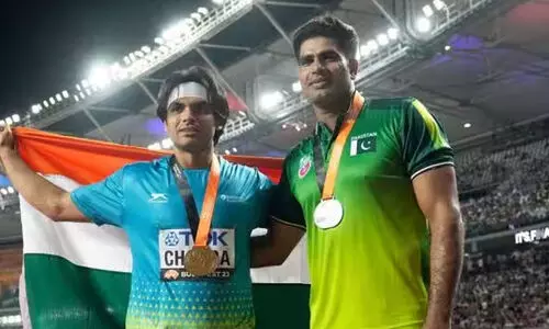 ഫോട്ടോക്ക് പോസ് ചെയ്യാൻ പാകിസ്താന്‍റെ അർഷദ് നദീമിനെ ക്ഷണിക്കുന്ന നീരജ്; വീഡിയോ വൈറൽ