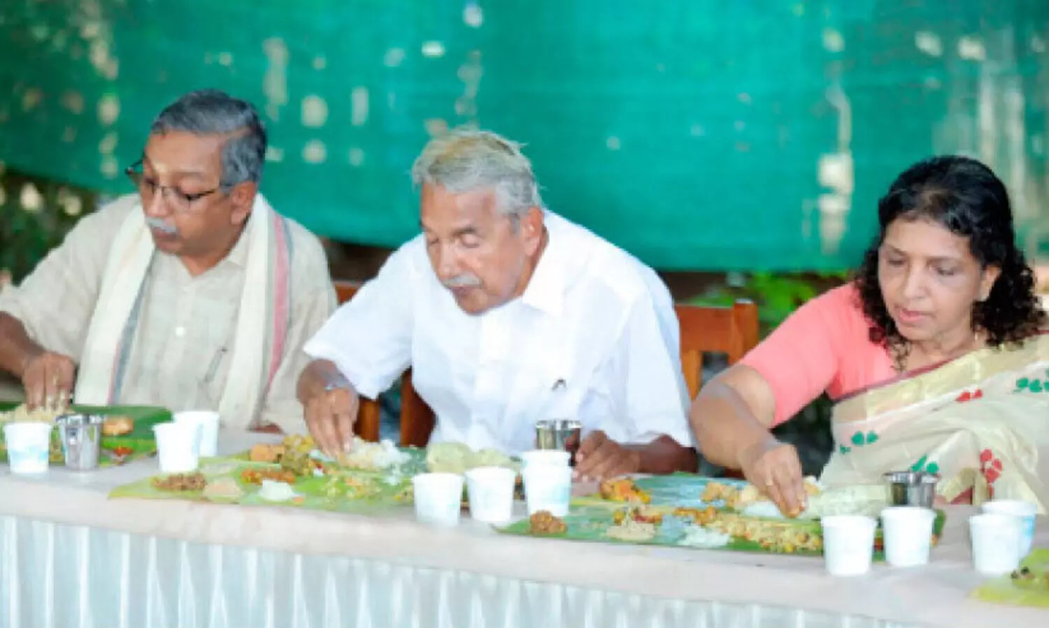 പതിഞ്ഞ ശബ്ദത്തിൽ ഉമ്മൻചാണ്ടി പറഞ്ഞു, സദ്യ നന്നായിട്ടുണ്ട് സന്തോഷം