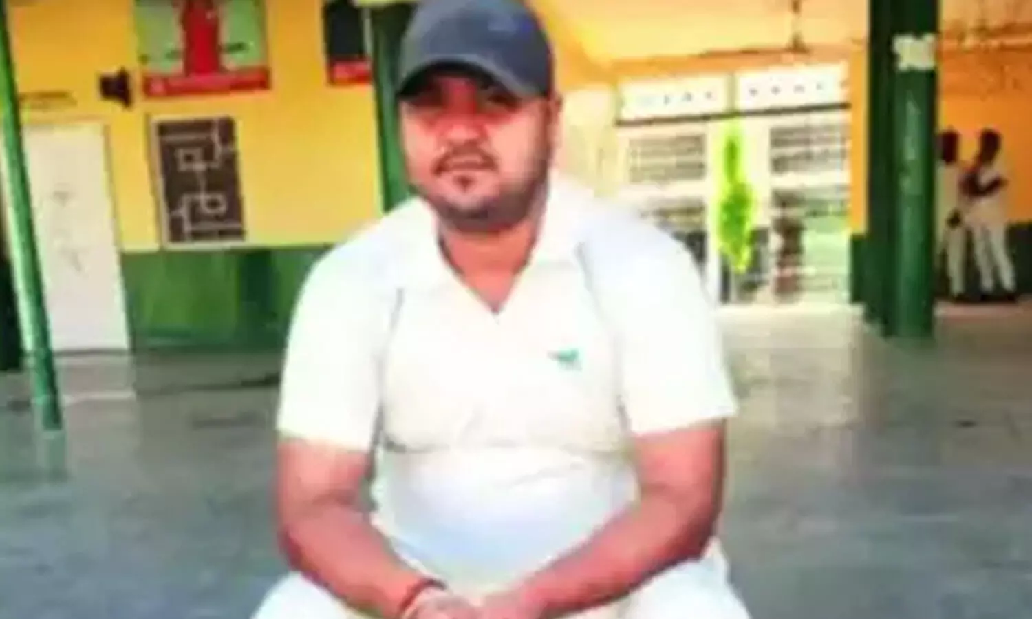 യു.പിയിൽ നമസ്കരിക്കാൻ ബസ് നിർത്തിക്കൊടുത്തതിന് പിരിച്ചുവിട്ട കണ്ടക്ടർ ആത്മഹത്യചെയ്തു