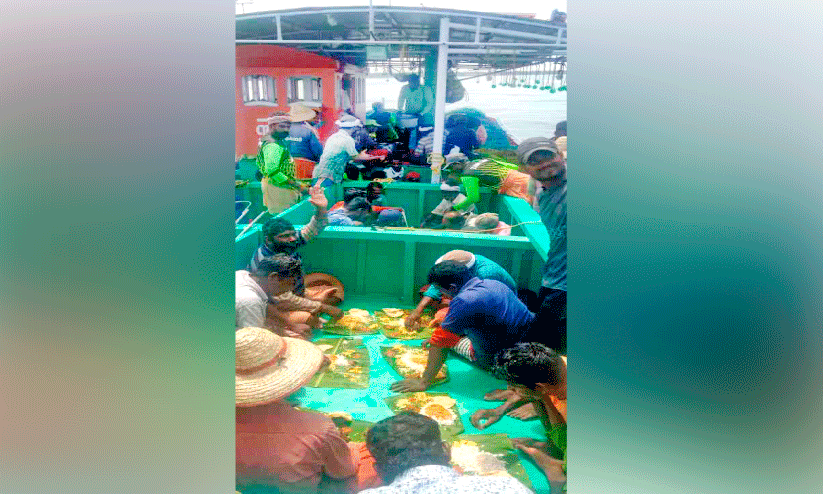 കടലിൽ സദ്യയൊരുക്കി മത്സ്യത്തൊഴിലാളികളുടെ ഓണാഘോഷം കടലിൽ സദ്യയൊരുക്കി മത്സ്യത്തൊഴിലാളികളുടെ ഓണാഘോഷം