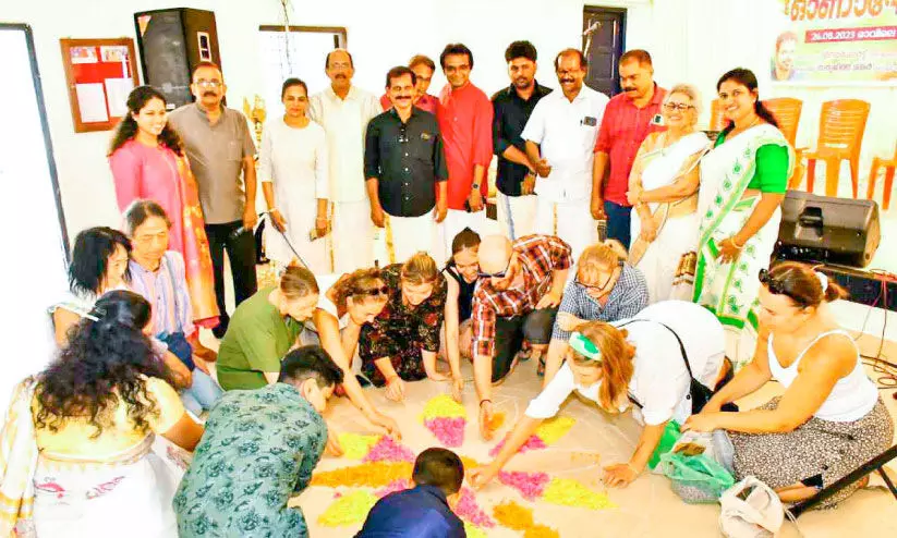 ഓണത്രില്ലിൽ വിദേശികൾ ഓണത്രില്ലിൽ വിദേശികൾ