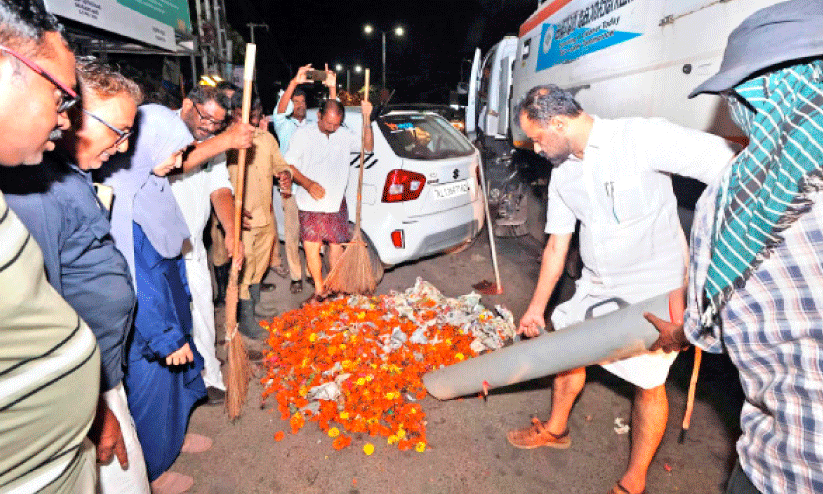 ഉത്രാടപ്പാച്ചിൽ അടങ്ങും മുമ്പേ നഗരം ശുചീകരിച്ചു ഉത്രാടപ്പാച്ചിൽ അടങ്ങും മുമ്പേ നഗരം ശുചീകരിച്ചു