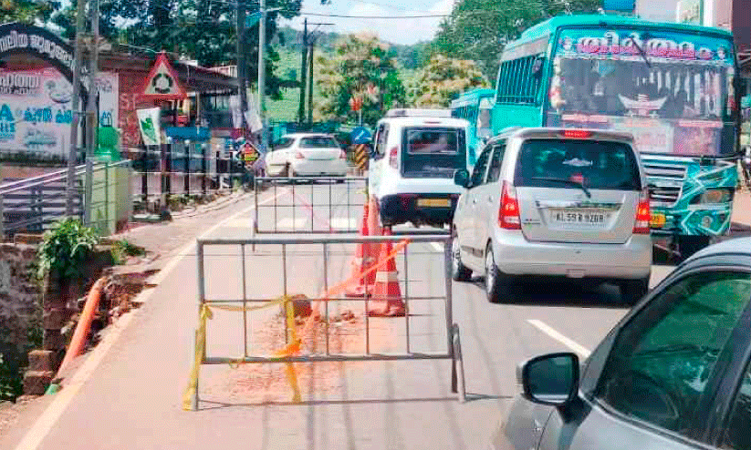തളിപ്പറമ്പ്-ഇരിട്ടി സംസ്ഥാനപാത അരിക് ഭിത്തി തകർന്നിട്ട് ആഴ്ചകൾ തളിപ്പറമ്പ്-ഇരിട്ടി സംസ്ഥാനപാത അരിക് ഭിത്തി തകർന്നിട്ട് ആഴ്ചകൾ