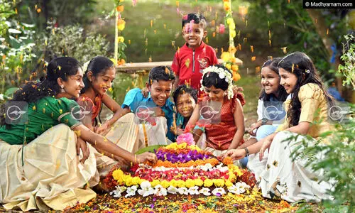 മലയാളികൾക്ക് ഇന്ന് തിരുവോണം; ഓണക്കോടിയും പൂക്കളവും സദ്യവട്ടങ്ങളും ഒരുക്കി ആഘോഷ തിമിർപ്പിൽ