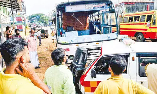 കെ.​എ​സ്.​ആ​ര്‍.​ടി.​സി ബ​സും ആം​ബു​ല​ന്‍സും കൂ​ട്ടി​യി​ടി​ച്ച് ഡ്രൈ​വ​ർ​ക്ക് പ​രി​ക്ക്