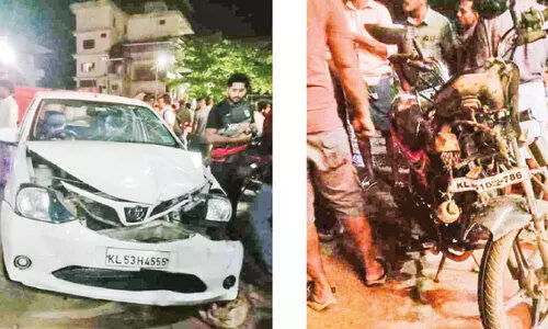 ക​ല്ല​ടി​ക്കോ​ട്ട് ബൈ​ക്കി​ൽ കാ​റി​ടി​ച്ച് ഒ​രാ​ൾ​ക്ക് പ​രി​ക്ക്