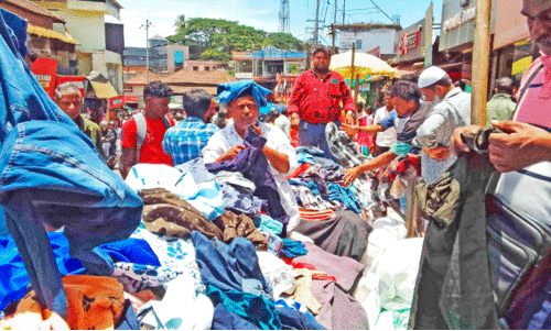 ഉത്രാടപ്പാച്ചിലിൽ നാടും നഗരവും