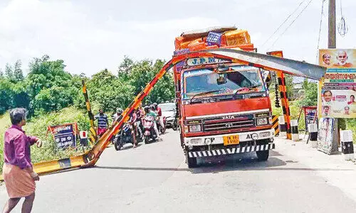 ഊട്ടറ പാലത്തിന്റെ ബാരിയർ എട്ടാം തവണയും ലോറിയിടിച്ച് തകർന്നു ഊട്ടറ പാലത്തിന്റെ ബാരിയർ എട്ടാം തവണയും ലോറിയിടിച്ച് തകർന്നു