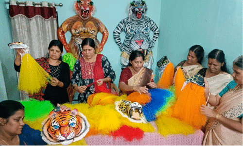 പു​ലി​ക്കളി​ക്ക് പി​ന്ന​ണി​യി​ൽ കുടുംബശ്രീയും