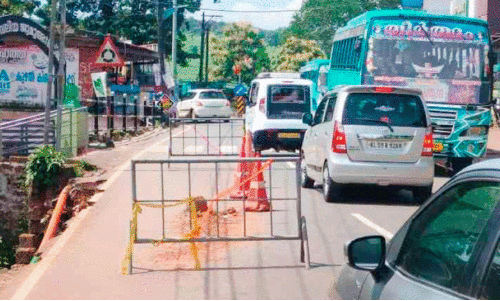 തളിപ്പറമ്പ്-ഇരിട്ടി സംസ്ഥാനപാത അരിക് ഭിത്തി തകർന്നിട്ട് ആഴ്ചകൾ