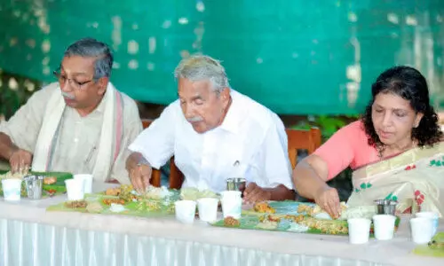 പതിഞ്ഞ ശബ്ദത്തിൽ ഉമ്മൻചാണ്ടി പറഞ്ഞു, സദ്യ നന്നായിട്ടുണ്ട് സന്തോഷം