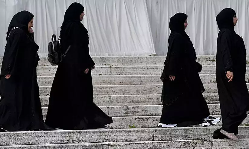 ഫ്രാൻസിലെ സ്‌കൂളുകളിൽ അബായ ധരിക്കുന്നത് നിരോധിക്കുമെന്ന് വിദ്യാഭ്യാസ മന്ത്രി