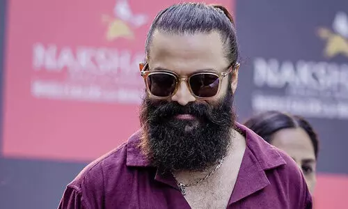 മന്ത്രിമാരെ വേദിയിൽ നിർത്തിപ്പൊരിച്ച് ജയസൂര്യ: ‘കൊടുത്ത നെല്ലിന്റെ പണത്തിന് തിരുവോണനാളിൽ കർഷകൻ പട്ടിണി കിടക്കുന്നു’ -VIDEO