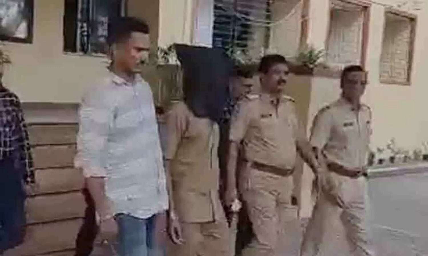 മുംബൈയിൽ ഭാര്യയെ ശല്യപ്പെടുത്തിയതിന് 17കാരനെ കൊലപ്പെടുത്തി വെട്ടിനുറുക്കി; യുവാവ് അറസ്റ്റിൽ