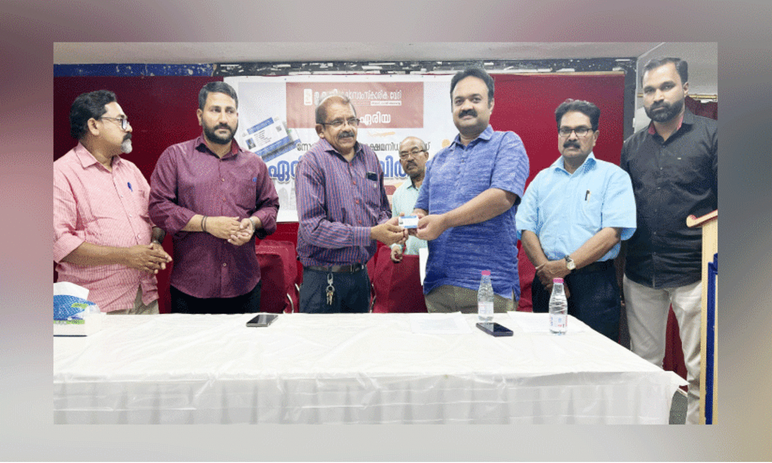 നോ​ർ​ക്ക-​പ്ര​വാ​സി ക്ഷേ​മ​നി​ധി കാ​ർ​ഡ്    വി​ത​ര​ണം ചെ​യ്ത് കേ​ളി