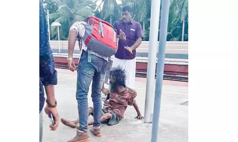 ട്രെ​യി​നി​നും പ്ലാ​റ്റ്ഫോ​മി​നും ഇ​ട​യി​ൽ വീ​ണ​യാ​ൾ അ​ത്ഭു​ത​ക​ര​മാ​യി ര​ക്ഷ​പ്പെ​ട്ടു