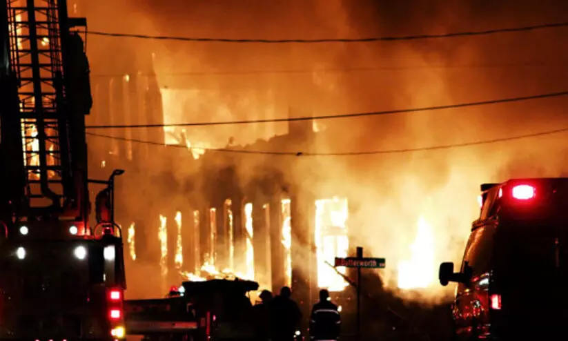 വാ​ണി​ജ്യ കേ​ന്ദ്ര​ത്തി​ൽ തീ​പി​ടി​ത്തം; ആ​റു​പേ​ർ​ക്ക്​ പ​രി​ക്ക്​