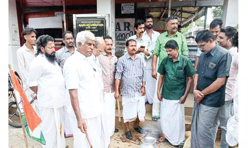 തിരുവോണത്തിന് കഞ്ഞിവെച്ച് കർഷക പ്രതിഷേധം തിരുവോണത്തിന് കഞ്ഞിവെച്ച് കർഷക പ്രതിഷേധം