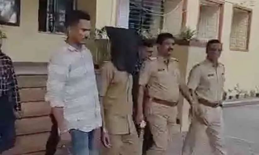 മുംബൈയിൽ ഭാര്യയെ ശല്യപ്പെടുത്തിയതിന് 17കാരനെ കൊലപ്പെടുത്തി വെട്ടിനുറുക്കി; യുവാവ് അറസ്റ്റിൽ മുംബൈയിൽ ഭാര്യയെ ശല്യപ്പെടുത്തിയതിന് 17കാരനെ കൊലപ്പെടുത്തി വെട്ടിനുറുക്കി; യുവാവ് അറസ്റ്റിൽ