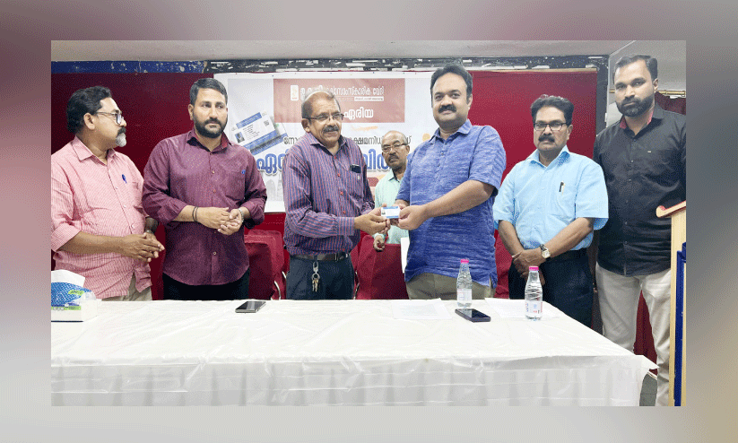 നോ​ർ​ക്ക-​പ്ര​വാ​സി ക്ഷേ​മ​നി​ധി കാ​ർ​ഡ്    വി​ത​ര​ണം ചെ​യ്ത് കേ​ളി