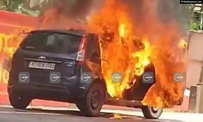 തിരുവണ്ണൂരിൽ ഓടിക്കൊണ്ടിരിക്കെ കാർ കത്തിനശിച്ചു