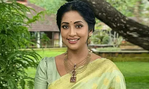 കള്ളപ്പണക്കേസ്: പിടിയിലായ ഉദ്യോഗസ്ഥനിൽ നിന്ന് നവ്യ നായർ ആഭരണങ്ങൾ കൈപ്പറ്റിയതായി ഇ.ഡി