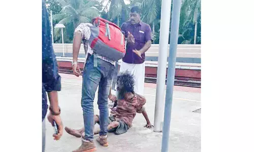 ട്രെ​യി​നി​നും പ്ലാ​റ്റ്ഫോ​മി​നും ഇ​ട​യി​ൽ വീ​ണ​യാ​ൾ അ​ത്ഭു​ത​ക​ര​മാ​യി ര​ക്ഷ​പ്പെ​ട്ടു