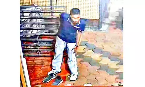 പള്ളിയിൽനിന്ന് ബാഗ് കവർന്നു പള്ളിയിൽനിന്ന് ബാഗ് കവർന്നു