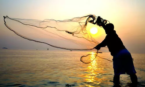 നി​യ​മം ലം​ഘി​ച്ച 13 പ്ര​വാ​സി മീ​ൻ​പി​ടി​ത്ത​ക്കാ​ർ​ക്കെ​തി​രെ ന​ട​പ​ടി