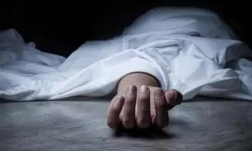 ഛർദ്ദിക്കാൻ വേണ്ടി ബസിൽ നിന്നും തല പുറത്തേക്കിട്ട യുവതി മറ്റൊരു വാഹനത്തിൽ തലയിടിച്ച് മരിച്ചു ഛർദ്ദിക്കാൻ വേണ്ടി ബസിൽ നിന്നും തല പുറത്തേക്കിട്ട യുവതി മറ്റൊരു വാഹനത്തിൽ തലയിടിച്ച് മരിച്ചു