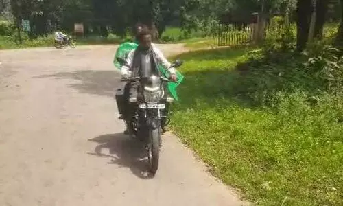 ആംബുലൻസ് ലഭിച്ചില്ല; ഒന്നരവയസുകാരന്‍റെ മൃതദേഹവുമായി 55 കിലോമീറ്ററോളം ബൈക്കിൽ സഞ്ചരിച്ച് പിതാവ്