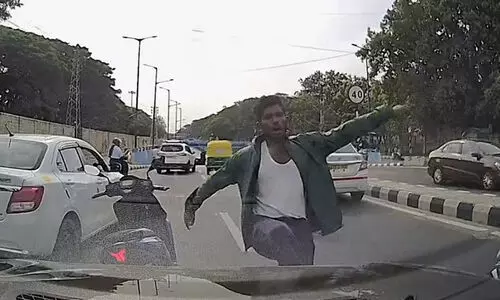 ഐ.എസ്.ആർ.ഒ ശാസ്ത്രജ്ഞനെ ആക്രമിച്ച് സ്കൂട്ടർ യാത്രികൻ -വിഡിയോ പുറത്ത് ഐ.എസ്.ആർ.ഒ ശാസ്ത്രജ്ഞനെ ആക്രമിച്ച് സ്കൂട്ടർ യാത്രികൻ -വിഡിയോ പുറത്ത്