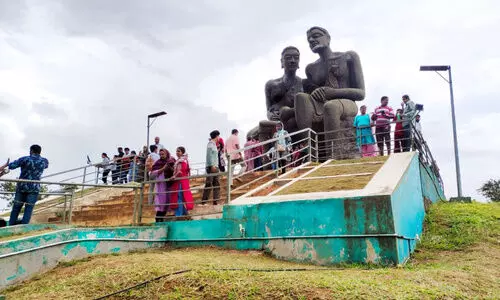 ഓണാവധി; സഞ്ചാരികളുടെ തിരക്കിൽ ഇടുക്കി ഓണാവധി; സഞ്ചാരികളുടെ തിരക്കിൽ ഇടുക്കി 
