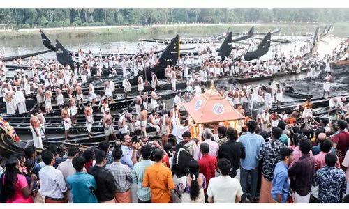 തിരുവോണത്തോണിക്ക് ആറന്മുള ക്ഷേത്രക്കടവിൽ വരവേൽപ്