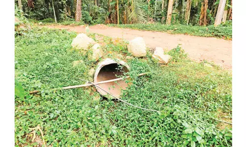 റോഡിന് കുറുകെ പൈപ്പ്; വലഞ്ഞ് കർഷകർ