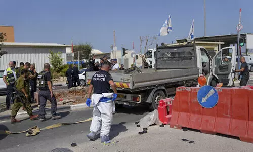 ഇ​സ്രാ​യേ​ൽ സൈ​നി​ക​ർ​ക്കു​നേ​രെ ട്ര​ക്ക് ഓ​ടി​ച്ച് ക​യ​റ്റി; ഒ​രാ​ൾ കൊ​ല്ല​പ്പെ​ട്ടു
