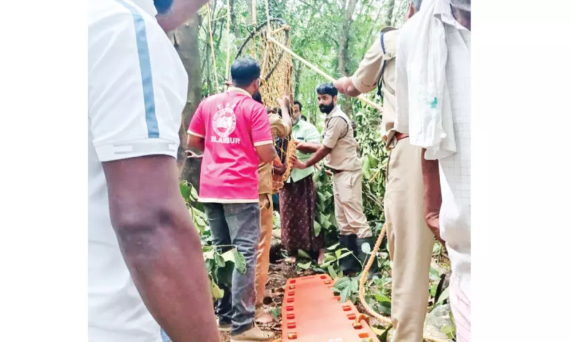 മരംമുറിക്കിടെ അപകടം; കയറിൽ തൂങ്ങിക്കിടന്ന ആളെ രണ്ട് മണിക്കൂറിനുശേഷം രക്ഷപ്പെടുത്തി