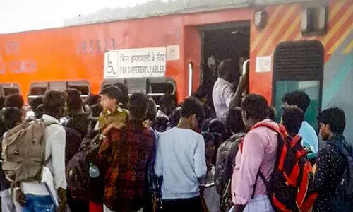 train-crowd train-crowd