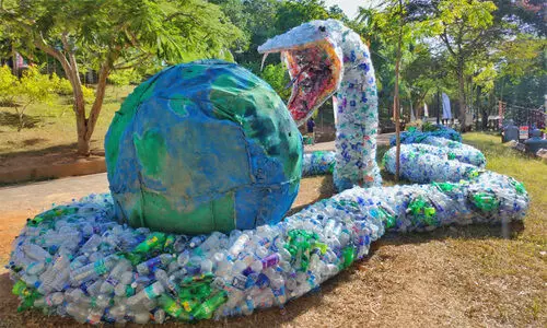 പ്ലാസ്റ്റിക് വിരുദ്ധ പ്രചാരണത്തിന് പ്ലാസ്റ്റിക് കുപ്പികള്‍ കൊണ്ട് നിര്‍മിച്ച കൂറ്റന്‍ സര്‍പ്പം ഭൂമിയെ വിഴുങ്ങുന്ന രൂപം