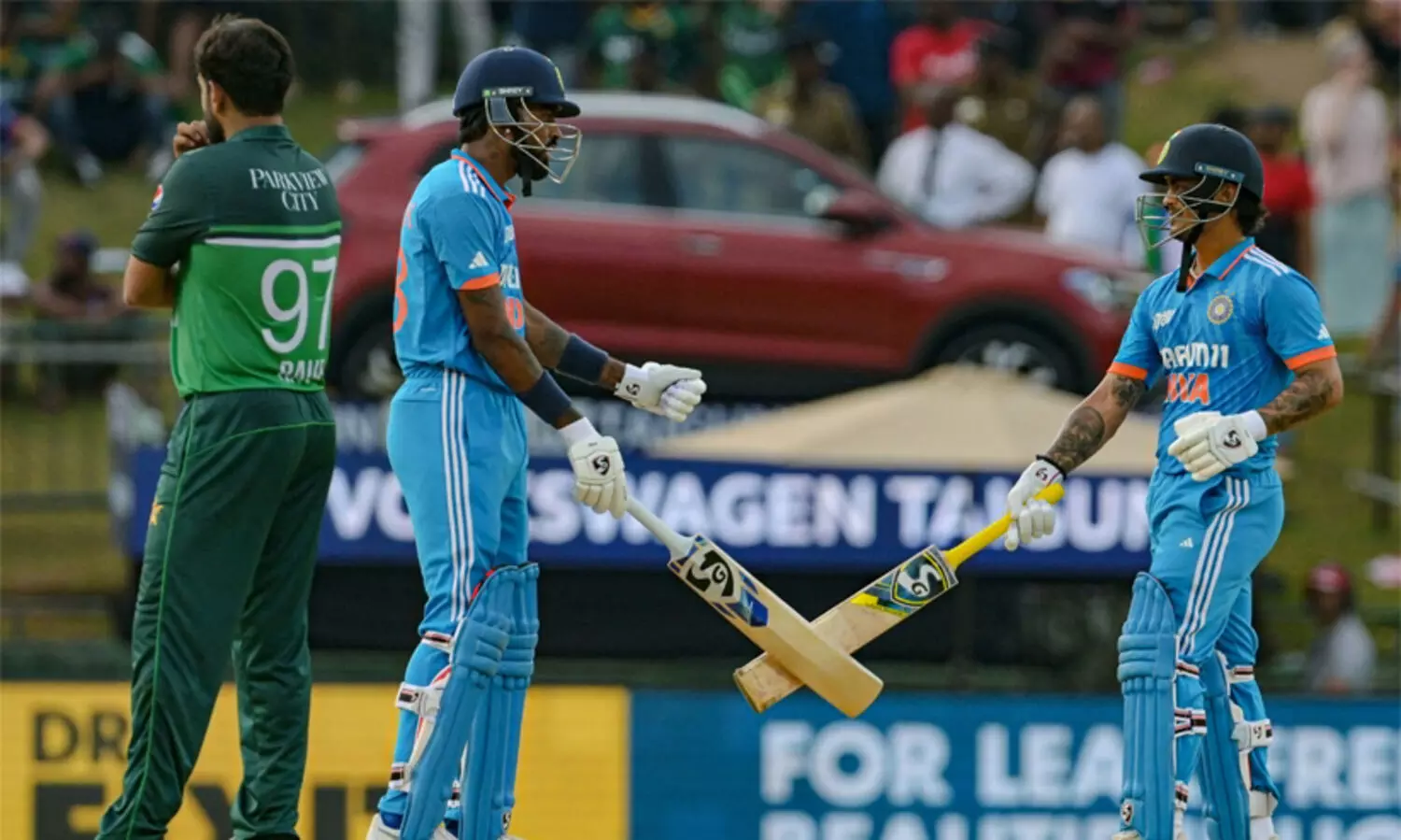 പാക് പേസാക്രമണത്തിൽ, രക്ഷകരായി കിഷനും ഹർദികും, ഇന്ത്യ - 266/10