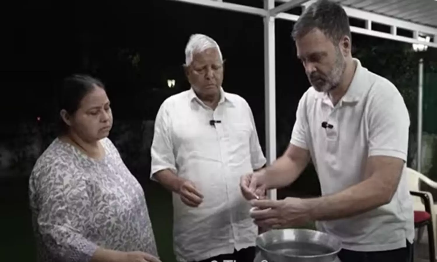 ചമ്പാരൻ ആട്ടിറച്ചി പാചകം ചെയ്ത് രാഹുൽ ഗാന്ധിയും ലാലു പ്രസാദും; വൈറലായി വിഡിയോ