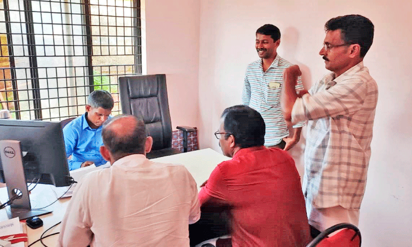 വില്ലേജ് അദാലത്ത്; കലക്​ടര്‍ ബേളൂര്‍ വില്ലേജ് ഓഫിസ് സന്ദര്‍ശിച്ചു